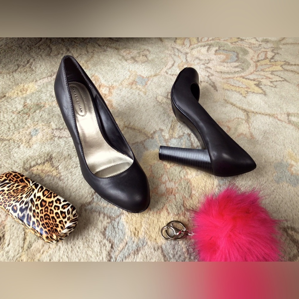 Dana Buchman black leather heels. EUC.